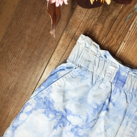 NWT Universal Thread Women's High Rise Denim Shorts Blue Tie Dye Size Small - Picture 14 of 16